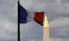 Un drapeau français sur la place de la Concorde