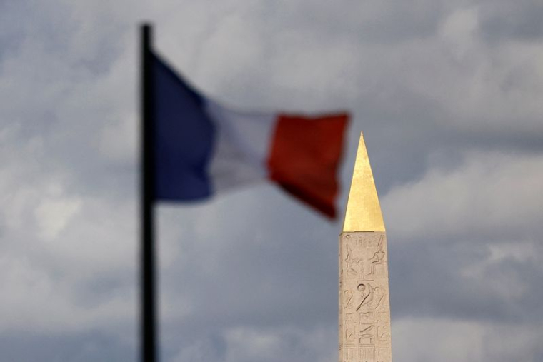 Un drapeau français sur la place de la Concorde
