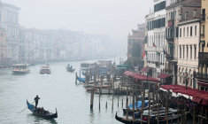 Un gondolier lors d'une journée brumeuse, à Venise