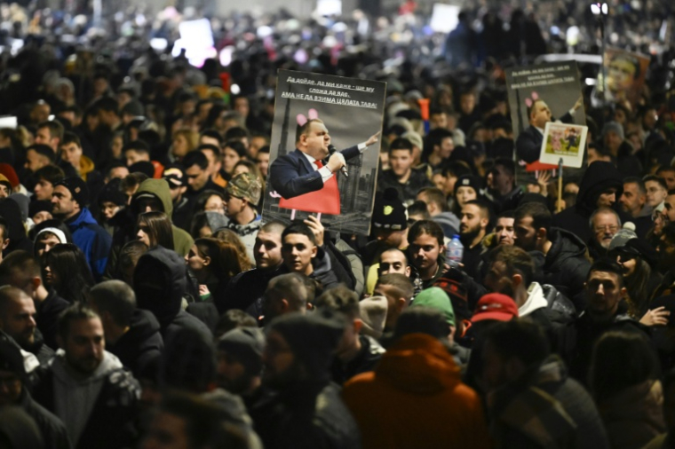 Des manifestants brandissent des pancartes à l'effigie de l'homme politique bulgare Delyan Peevski lors d'une manifestation antigouvernementale à Sofia le 1er décembre 2025 ( AFP / Nikolay DOYCHINOV )