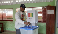 Un électeur vote sur le projet de nouvelle Constitution lors d'un référendum à Conakry le 21 september 2025. ( AFP / Patrick MEINHARDT )