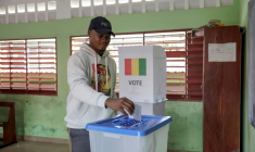Un électeur vote sur le projet de nouvelle Constitution lors d'un référendum à Conakry le 21 september 2025. ( AFP / Patrick MEINHARDT )