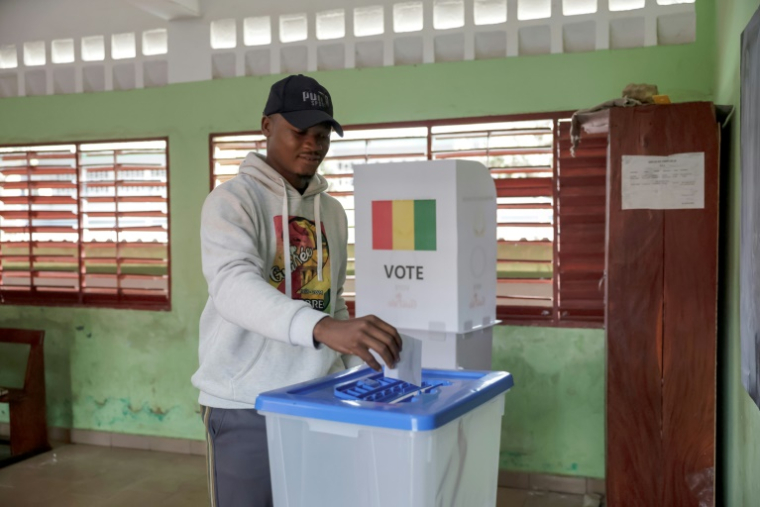 Un électeur vote sur le projet de nouvelle Constitution lors d'un référendum à Conakry le 21 september 2025. ( AFP / Patrick MEINHARDT )