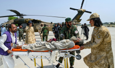 Des blessés du district de Nourgal dans la province de Kounar sont évacués, le 1er septembre 2025 après un tremblement de terre qui a touché des régions montagneuses dans l'est de l'Afghanistan ( AFP / Wakil KOHSAR )