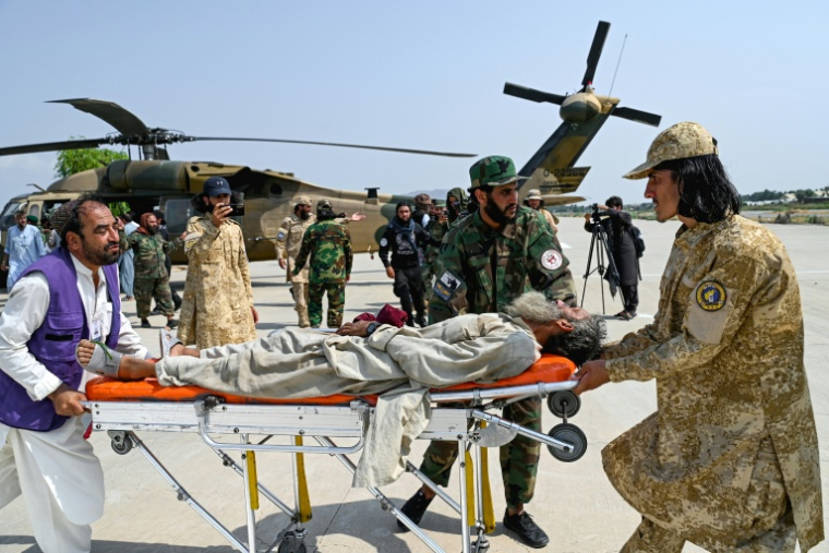 Des blessés du district de Nourgal dans la province de Kounar sont évacués, le 1er septembre 2025 après un tremblement de terre qui a touché des régions montagneuses dans l'est de l'Afghanistan ( AFP / Wakil KOHSAR )