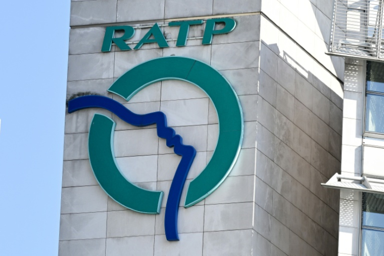 Le logo de la RATP à Paris, le 3 mars 2025 ( AFP / Anna KURTH )