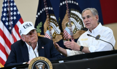 Le président américain Donald Trump et le gouverneur du Texas, Greg Abbott (d), lors d'une réunion avec des responsables locaux après des inondations meurtrières, le 11 juillet 2025 à Kerrville, au Texas ( AFP / Brendan SMIALOWSKI )