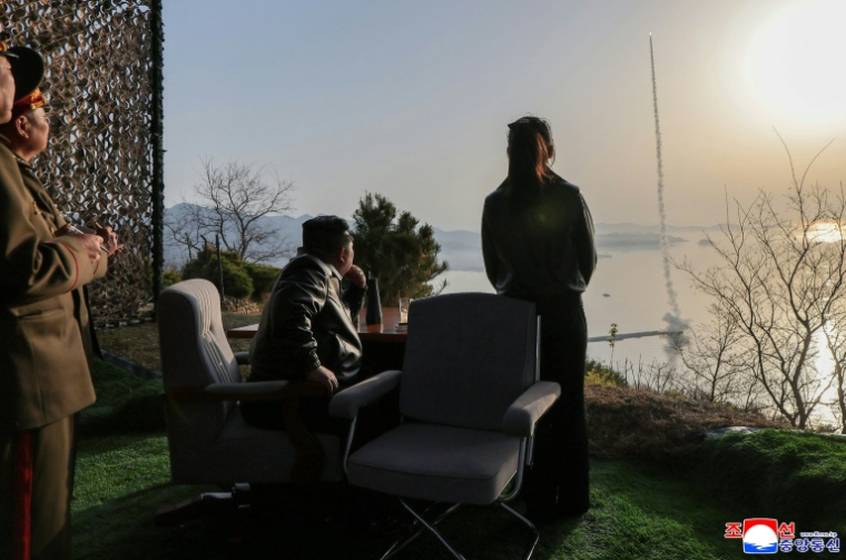 Une image publiée par l'agence nord-coréenne KCNA montre le dirigeant Kim Jong Un et sa fille Kim Ju Ae assistant à un essai de missile balistique, le 19 avril 2026 dans un endroit inconnu en Corée du Nord ( KCNA VIA KNS / - )