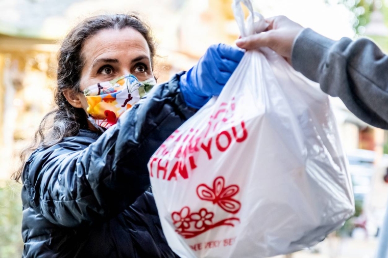Dons aux associations, la réduction d'impôt de 75% prolongée iStock-Juanmonino