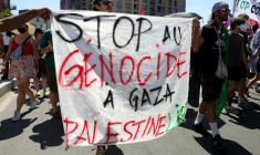 Des manifestants brandissent une pancarte lors d'un rassemblement contre "l'économie de guerre" et le "business de la mort", en direction du Salon du Bourget, à Bobigny (Seine-Saint-Denis), le 21 juin 2025 ( AFP / ROMAIN PERROCHEAU )