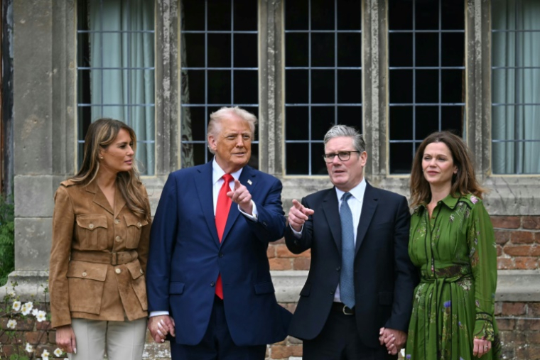 (g-d) La Première dame américaine Melania Trump, le président américain Donald Trump, le Premier ministre britannique Keir Starmer et son épouse Victoria Starmer à Chequers, dans le centre de l'Angleterre, le 18 septembre 2025, au deuxième jour de la deuxième visite d'État du président américain ( AFP / ANDREW CABALLERO-REYNOLDS )