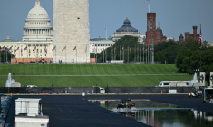 Des ouvriers dans le bassin du Lincoln Memorial partiellement rempli, lors de travaux de rénovation sur le National Mall à Washington, le 4 juin 2026 ( AFP / Kent NISHIMURA )