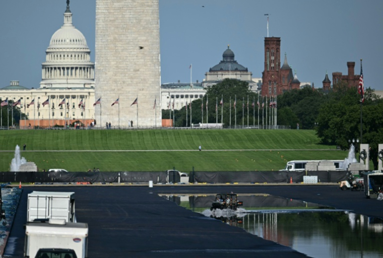 Des ouvriers dans le bassin du Lincoln Memorial partiellement rempli, lors de travaux de rénovation sur le National Mall à Washington, le 4 juin 2026 ( AFP / Kent NISHIMURA )