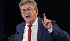 jean-Luc Mélenchon, candidat LFI à la présidentielle, lors d'un meeting à Paimpont, le 14 juillet 2026 en Ille-et-Vilaine ( AFP / Fred TANNEAU )