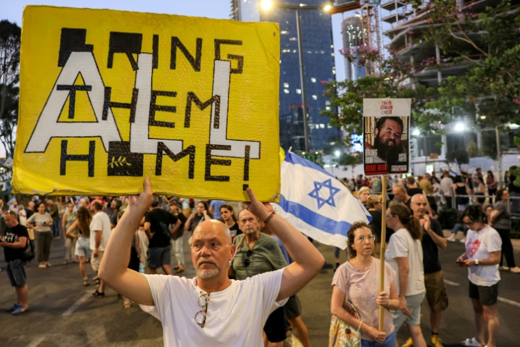 Un manifestant appelle à ramener tous les otages à la maison, lors d'un rassemblement hebdomadaire à Tel-Aviv, le 5 juillet 2025 ( AFP / Jack GUEZ )