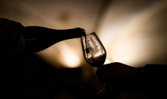 "Je veux dire à nos viticulteurs que nous avons obtenu la reconnaissance de 70 indications géographiques des vins de Bourgogne par la Chine, tout comme une ouverture du marché chinois à la luzerne déshydratée", a déclaré dimanche 7 décembre la ministre de l'Agriculture, Annie Genevard. ( AFP / JEFF PACHOUD )