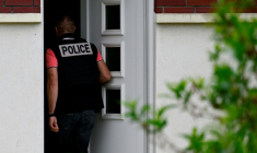 Un policier entre dans la maison où un père de famille s'est suicidé après avoir tiré sur ses deux enfants à Blénod-lès-Pont-à-Mousson, le 11 mai 2026 ( AFP / Jean-Christophe VERHAEGEN )