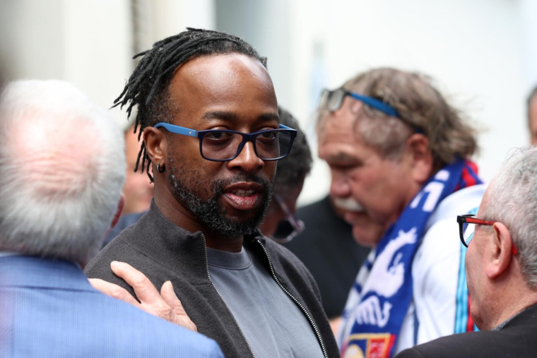 « J'ai peur des actes racistes » : Sidney Govou ne veut pas emmener son fils au stade à Lyon