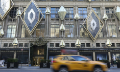 La façade du grand magasin de luxe Saks Fifth Avenue, le 13 janvier 2026 à New York ( AFP / ANGELA WEISS )
