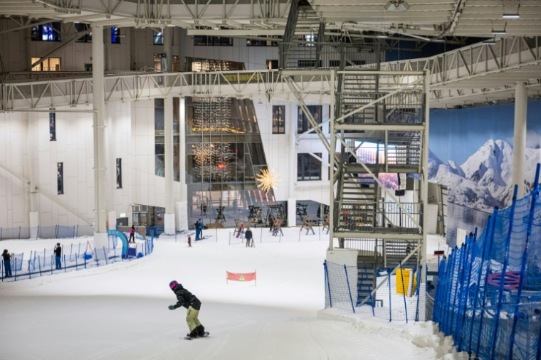 Des skieurs dans un centre de ski indoor à Lørenskog, près d'Oslo, le 5 janvier 2026 ( AFP / Jonathan NACKSTRAND )