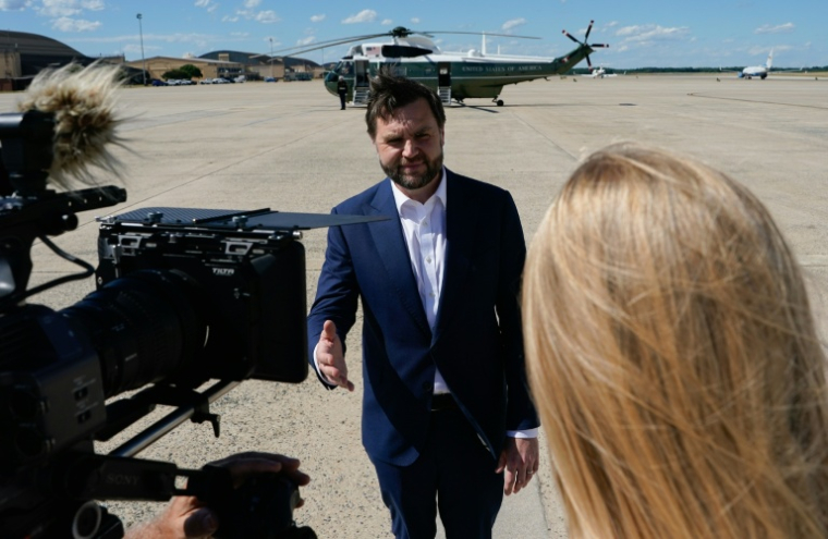 Le vice-président américain JD Vance parle aux journalistes avant de prendre l'avion pour la Suisse, le 20 juin 2026 sur la base aérienne d'Andrews, dans l'Etat américain du Maryland ( POOL / Elizabeth Frantz )