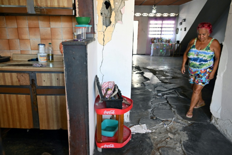 Juana Alfonzo dans sa maison endommagée par un double séisme à Catia La Mar, dans l'Etat vénézuélien de La Guaira, le 7 juillet 2026 ( AFP / Raul ARBOLEDA )