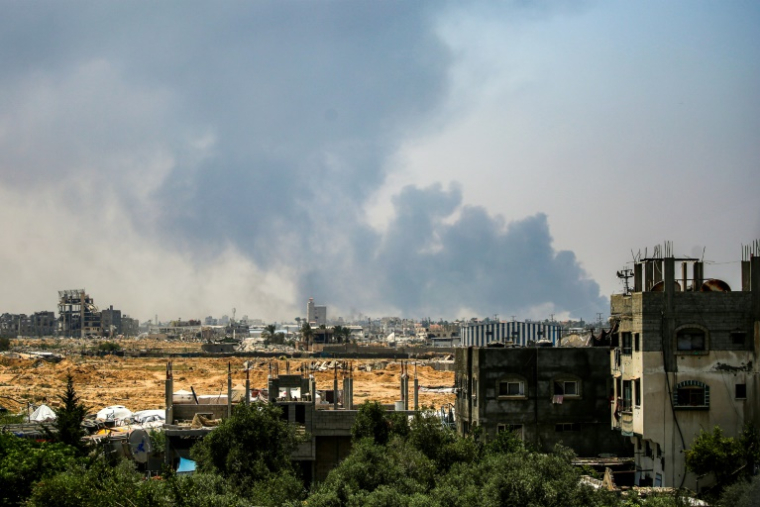 De la fumée au-dessus de Deir al-Balah pendant des bombardements israéliens, le 21 juillet 2025 dans le centre de la bande de Gaza ( AFP / Eyad BABA )