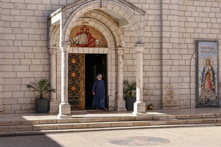 Une soeur catholique sort d'une église après la messe, dans le village chrétien de Taybeh, en Cisjordanie occupée, le 22 juin 2026 ( AFP / Zain JAAFAR )