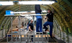 Des employés travaillent à bord d'un avion dans une usine à Dresden en Allemagne