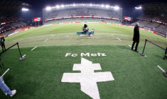 L'arbitre du match amical Metz-Fortuna Sittard au sol après une bagarre