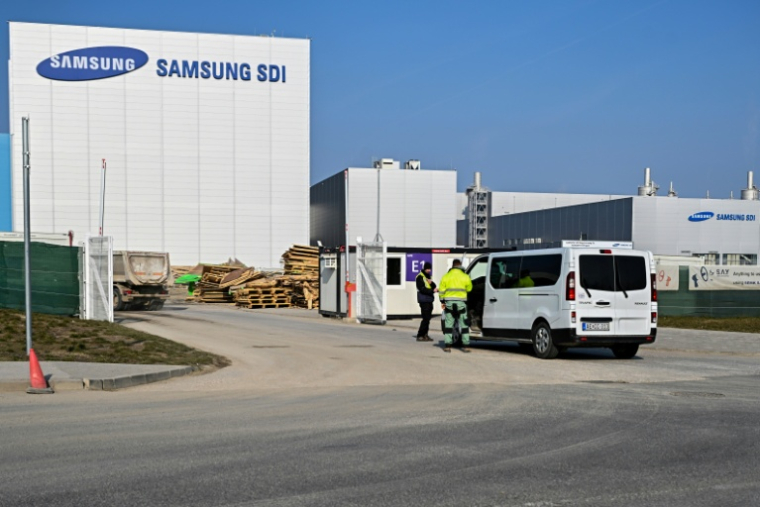 Un véhicule devant l'usine de batteries pour véhicules électriques du géant sud-coréen Samsung à Göd, à environ 25 km au nord de la capitale hongroise Budapest, le 3 mars 2026 ( AFP / Attila KISBENEDEK )