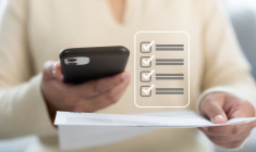 (Personne scannant avec son smartphone un justificatif demandé par la banque pour l'ouverture d'un compte - Crédits photo : Adobe Stock)