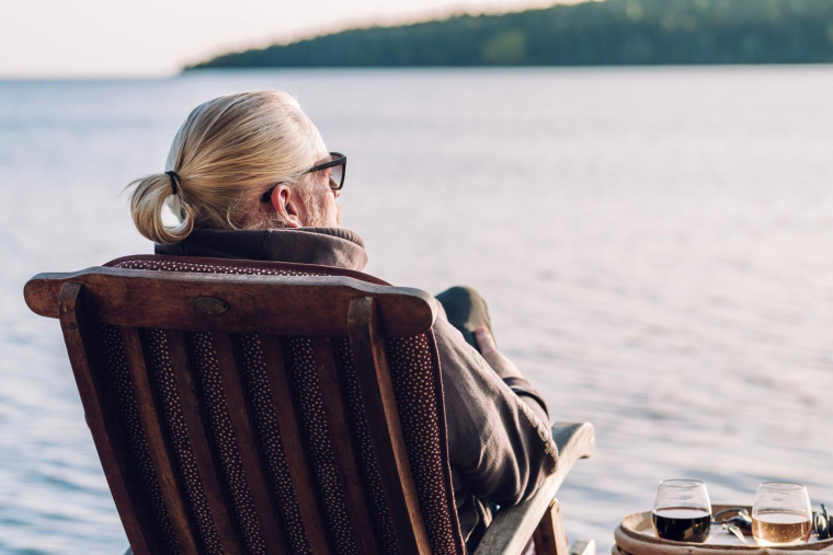 Julien et Clara s’intéressent à l’achat en viager du logement de Madeleine, 72 ans, une solution d’investissement win-win mais à calculer finement. ( crédit photo : Getty Images )