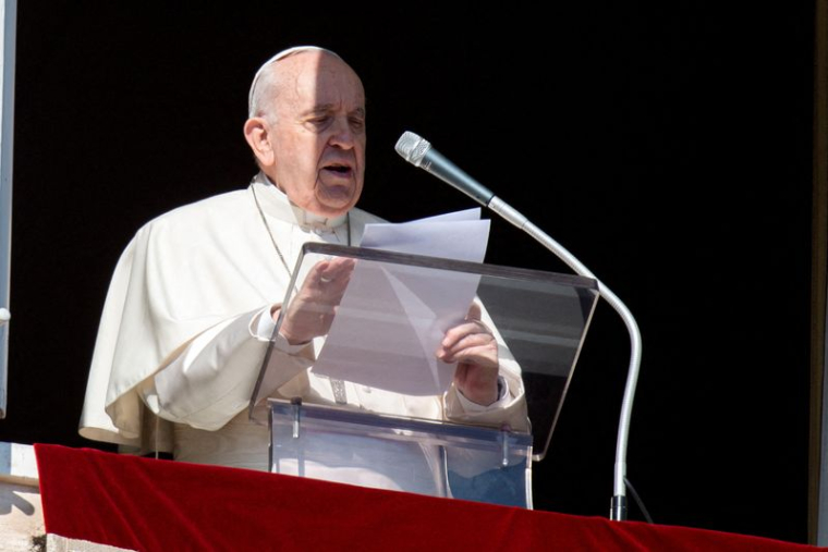 DEUX PROCHES COLLABORATEURS DU PAPE TESTÉS POSITIFS AU COVID-19