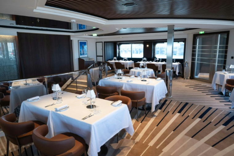 Le restaurant à bord du voilier Orient Express Corinthian, aux Chantiers de l'Atlantique à Saint-Nazaire, le 28 avril 2026 en Loire-Atlantique ( AFP / Sebastien Salom-Gomis )