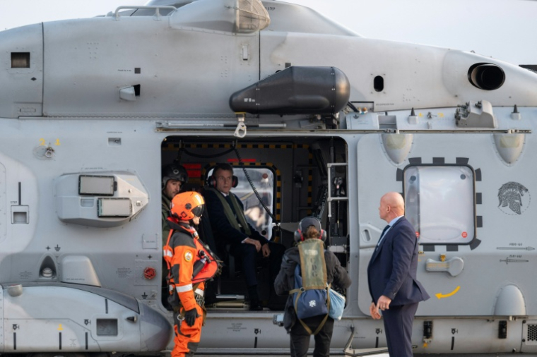 Le président Emmanuel Macron à bord d'un hélicoptère de la Marine nationale, à l'aéroport de La Canée, en Crète, le 9 mars 2026, alors qu'il se rend sur le porte-avions Charles-de-Gaulle, déployé en mer Méditerranée ( POOL / Jeanne ACCORSINI )
