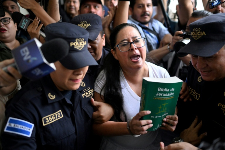 L'avocate et militante salvadorienne des droits humains, Ruth Lopez, escortée par la police à une audience au centre judiciaire Isidro Menendez, le 4 juin 2025 à San Salvador ( AFP / Marvin RECINOS )