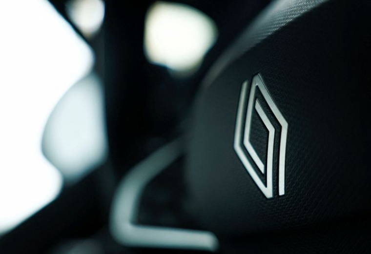 Un logo Renault sur le volant d'une nouvelle voiture hybride Symbioz E-Tech