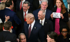 L'élue Melanie Stansbury, démocrate du Nouveau-Mexique, brandit une pancarte "Ce n'est pas normal" à l'arrivée du président Donald Trump pour une session conjointe du Congrès au Capitole à Washington, DC, le 4 mars 2025 ( AFP / SAUL LOEB )