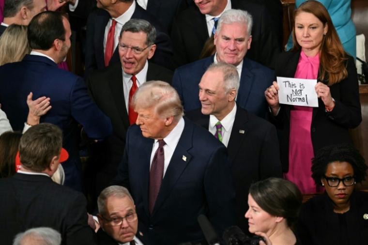 L'élue Melanie Stansbury, démocrate du Nouveau-Mexique, brandit une pancarte "Ce n'est pas normal" à l'arrivée du président Donald Trump pour une session conjointe du Congrès au Capitole à Washington, DC, le 4 mars 2025 ( AFP / SAUL LOEB )