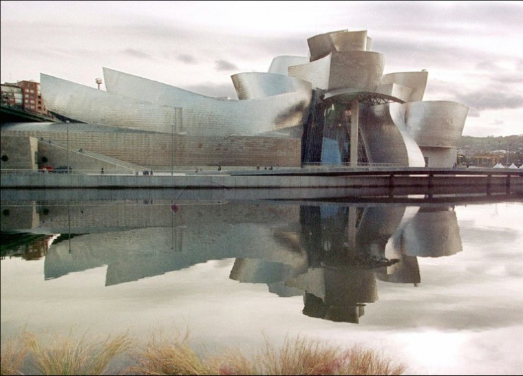 Le musée Guggenheim à Bilbao, réalisée par l'architecte américano-canadien Frank Gehry, le 15 octobre 1997 en Espagne ( AFP / DOMINIQUE FAGET )