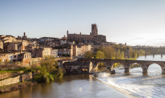 Albi est une ville méconnue qui mérite pourtant qu’on s’y arrête. crédit photo : Getty Images