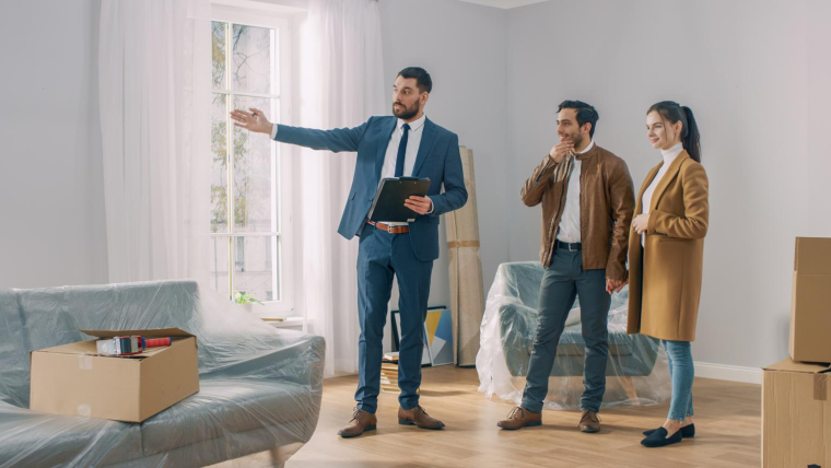 Locataire, soyez vigilant durant l’état des lieux d’entrée. ( crédit photo : Gorodenkoff/Shutterstock / Gorodenkoff )