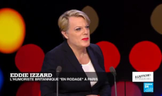 Eddie Izzard défie les genres, en français aussi