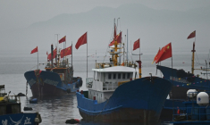 Des bateaux de pêche chinois à Tailu, face aux îles Matsu de Taïwan, le 25 mai 2024 ( AFP / GREG BAKER )