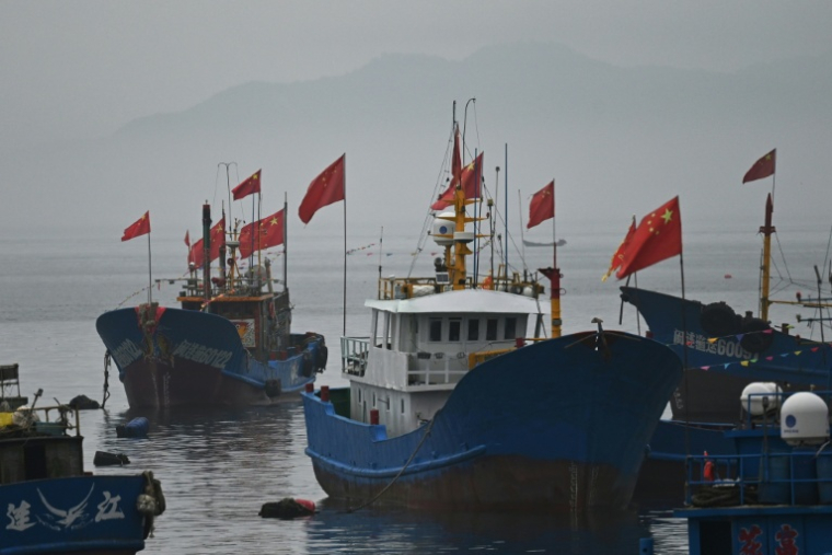 Des bateaux de pêche chinois à Tailu, face aux îles Matsu de Taïwan, le 25 mai 2024 ( AFP / GREG BAKER )