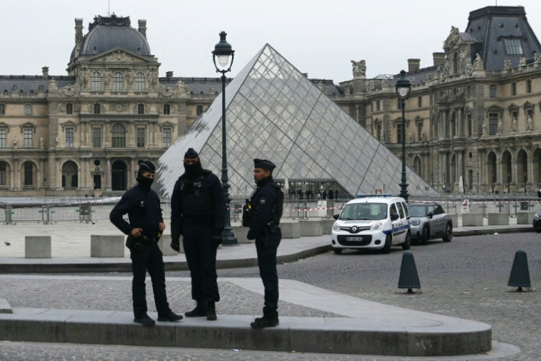 Des policiers devant le musée du Louvre, cible d'un spectaculaire cambriolage, le 19 octobre 2025 à Paris ( AFP / Dimitar DILKOFF )