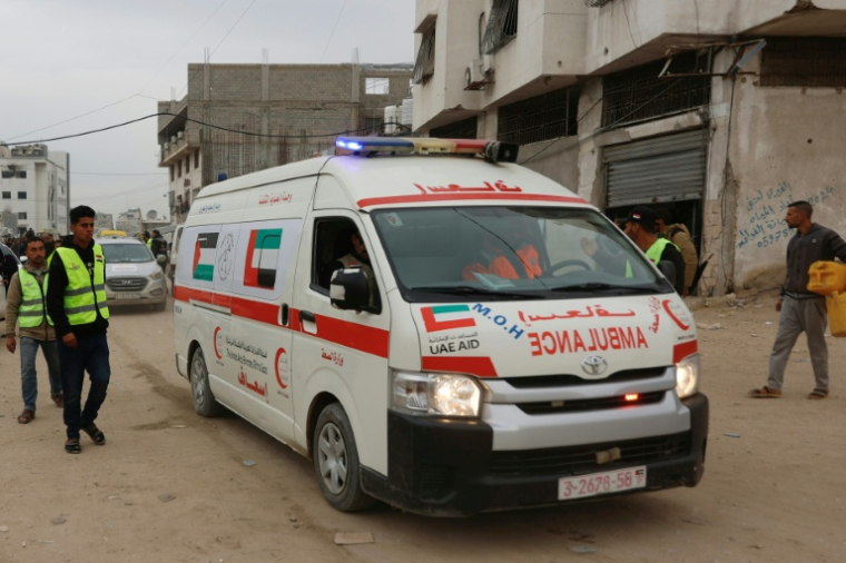 Une ambulance transporte deux victimes vers l'hôpital Al-Shifa de Gaza City après une frappe israélienne le 21 janvier 2026 ( AFP / Omar AL-QATTAA )