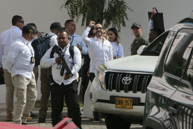 Le président colombien élu Abelardo de La Espriella quitte les lieux après une conférence de presse au siège du gouvernorat du département de Norte de Santander, le 8 juillet 2026 à Cúcuta ( AFP / Schneyder MENDOZA )