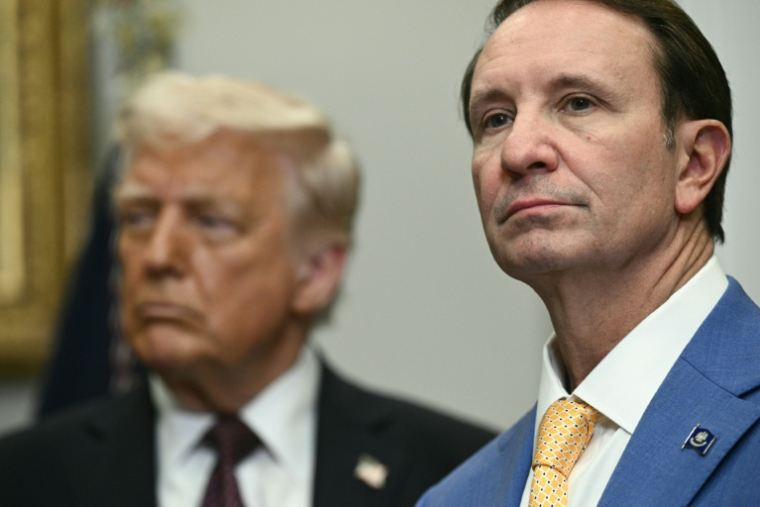 Le président américain Donald Trump (g) et le gouverneur de Louisiane, Jeff Landry, à la Maison Blanche, le 24 mars 2025 à Washington ( AFP / Brendan SMIALOWSKI )